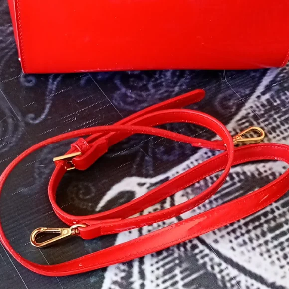 Red Glossy Handbag-Pin-up - Picture 8 of 10